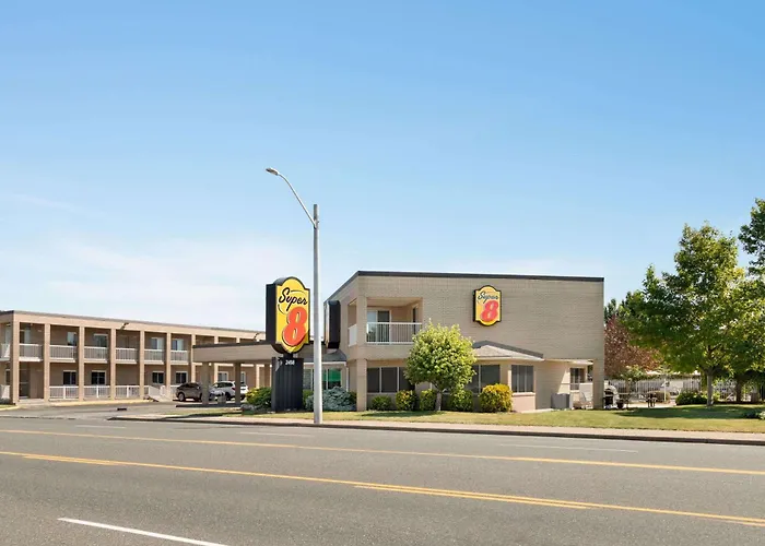 Dog friendly hotels Super 8 By Wyndham Windsor/Dougall