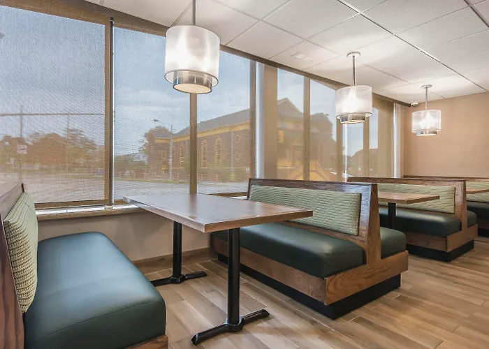 Hotel with view: Quality Inn & Suites Windsor - Downtown